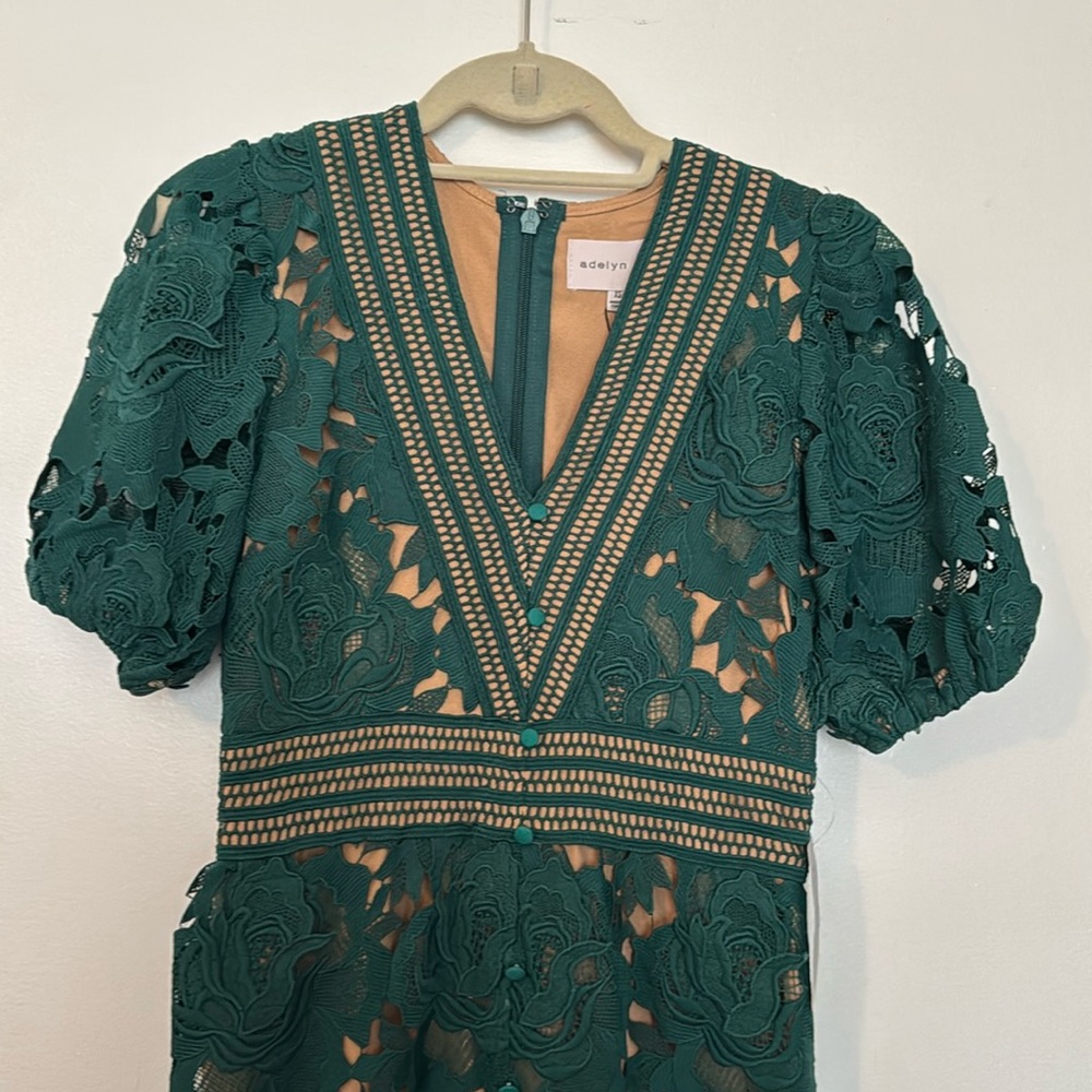 Adelyn Rae Emerald Green puff sleeve dress.